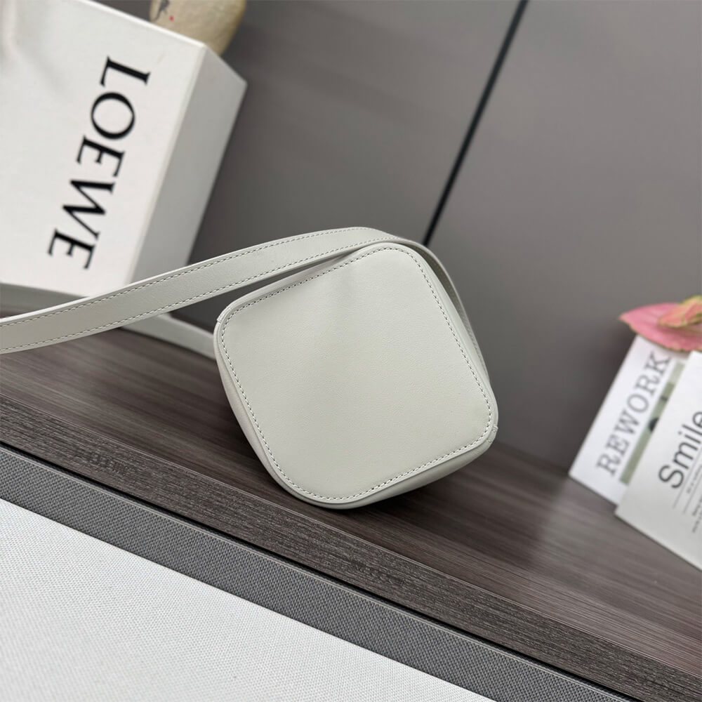 LOEWE Mini Pebble bucket in smooth calfskin(high-end grade)