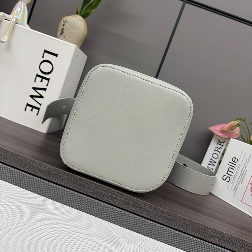 LOEWE Medium Pebble bucket in smooth calfskin(high-end grade)